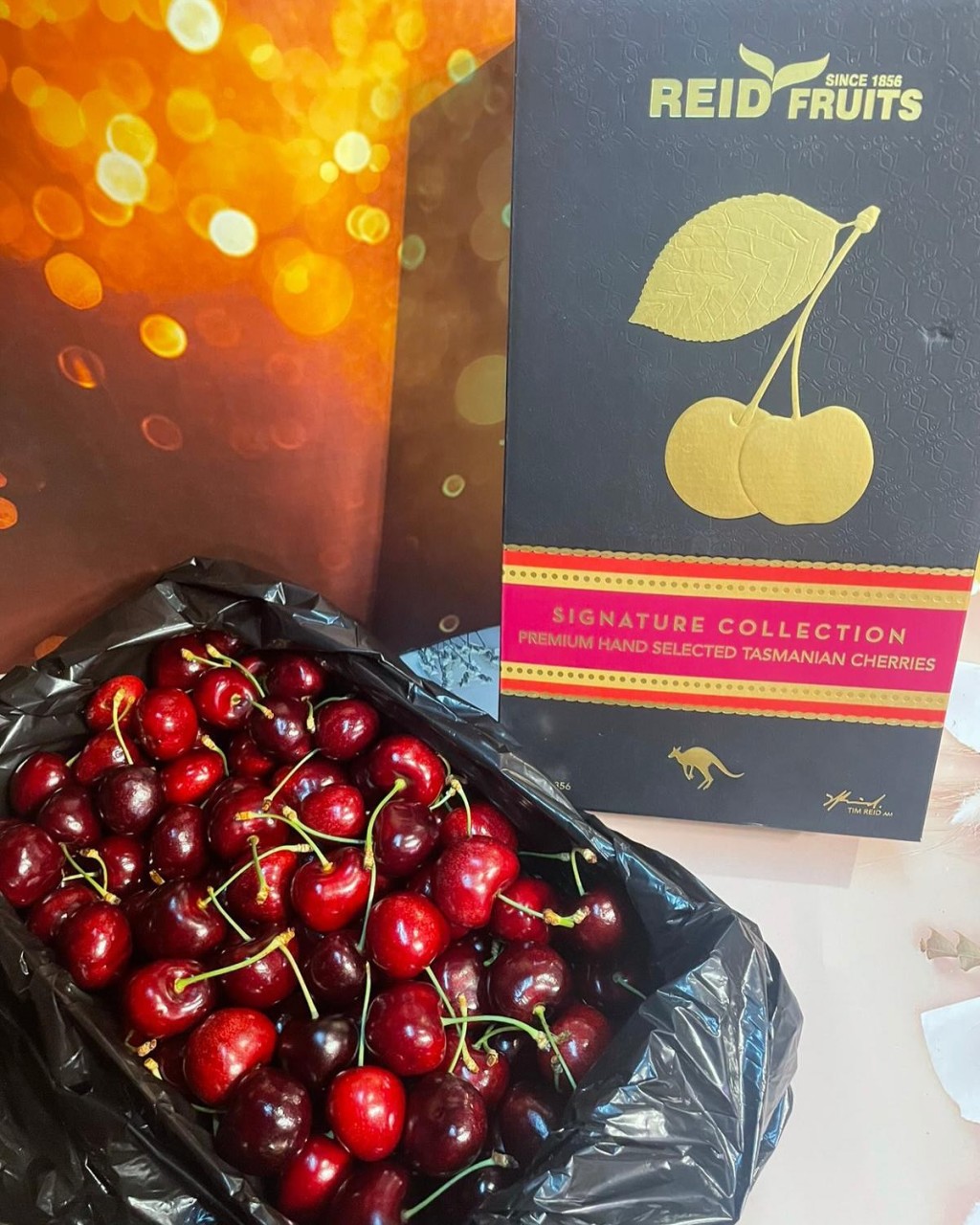 黑盒版车厘子可以说是「金袋鼠」车厘子中的「贵族」，只有尺寸达到34ｍｍ或以上的特大车厘子，才有资格被放入黑盒中出售。（「栏之选」fb图片）