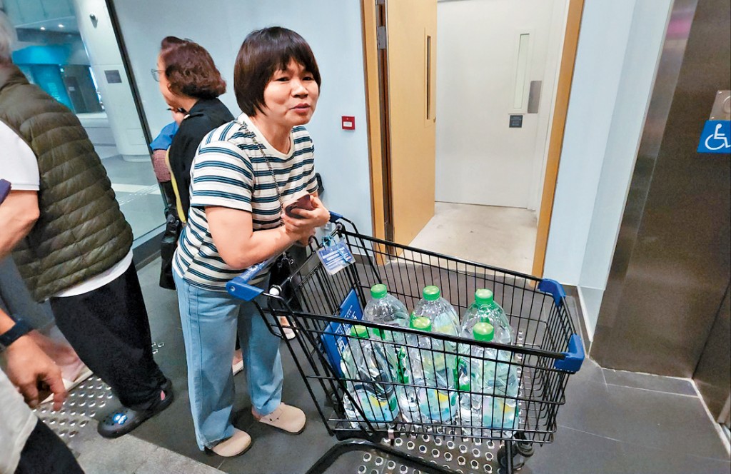 街坊陳女士花了近百元購入6大樽飲用水。