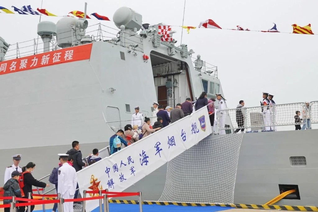 解放軍海軍成立75周年，山東青島舉行軍營軍艦開放參觀活動。小紅書