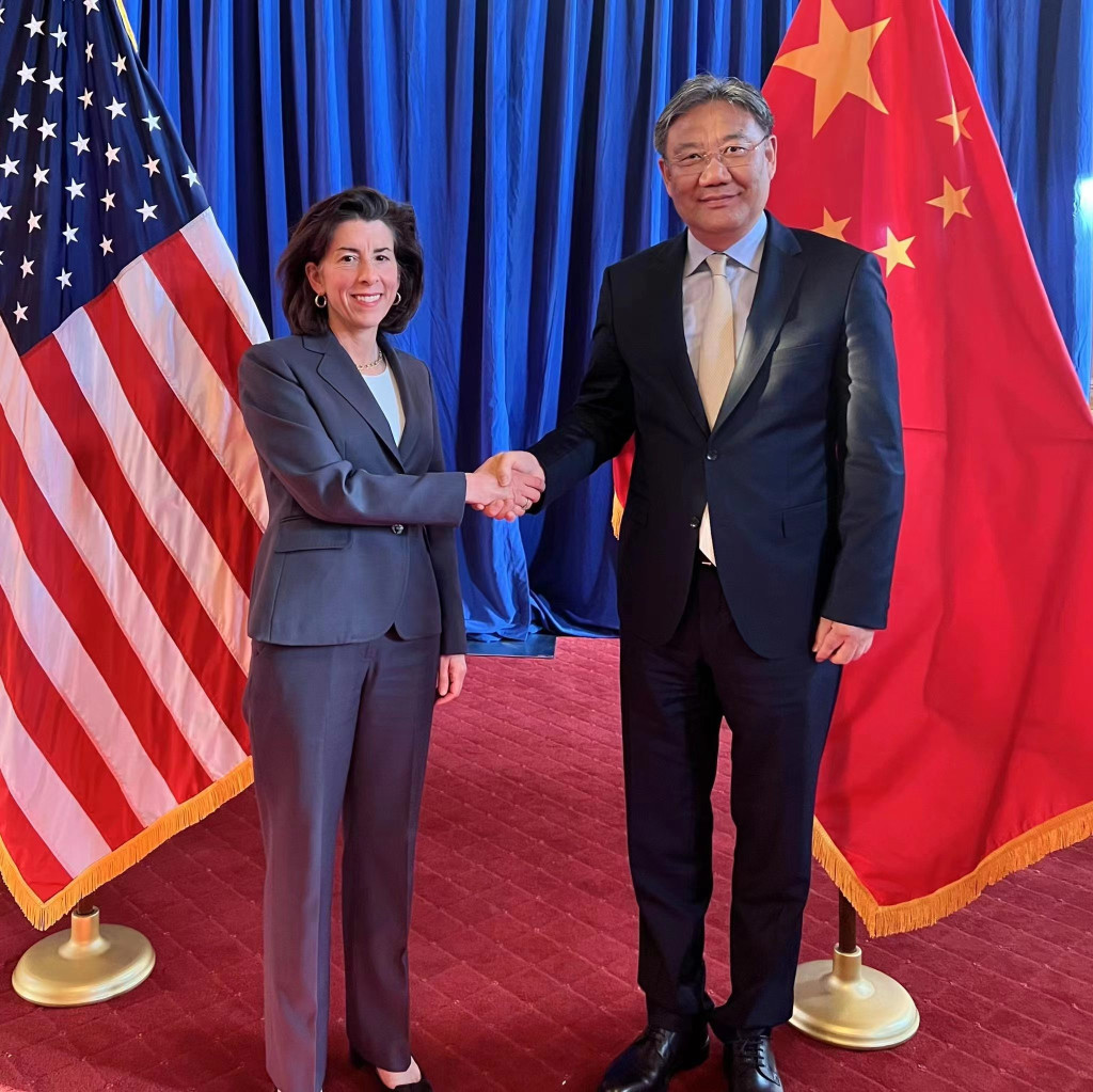 王文濤(右)在華盛頓與美國商務部長雷蒙多(左)會面。商務部