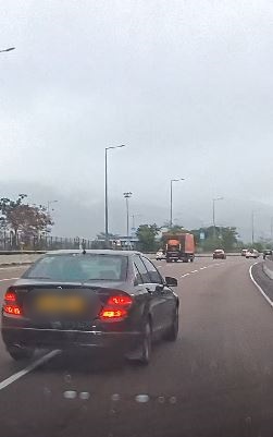 P牌私家車接連橫越中線，再駛至快線駛到片主車輛前，距離極近，非常危險。（車cam L（香港群組）影片截圖）