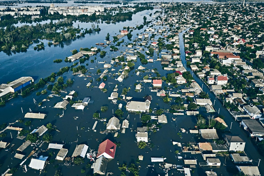 烏克蘭卡霍夫卡水電站大壩崩塌引發洪災，南部赫爾松地區大量民房遭洪水淹沒。