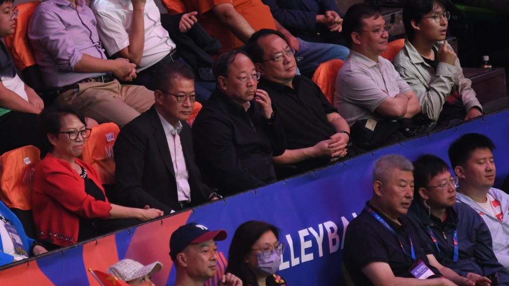  世界女排聯賽周五晚賽事，財爺陳茂波(左2)前來支持。 吳家祺攝