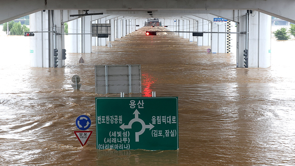 首爾局部地區日降雨量創115年新高。路透圖