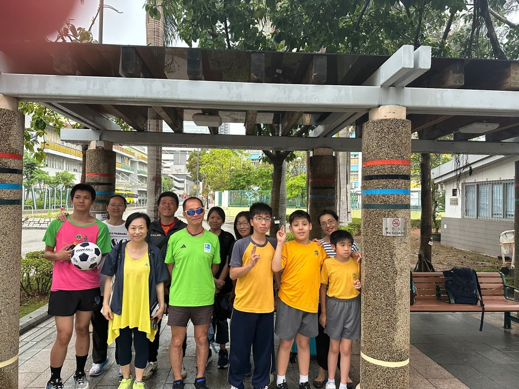 香港视障跑手梁小伟Gary(绿衫者)(图片来源:受访者提供) 香港视障跑手梁小伟Gary(绿衫者)(图片来源:受访者提供)