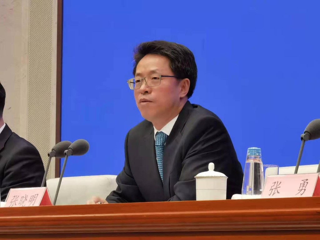 張曉明。張言天攝