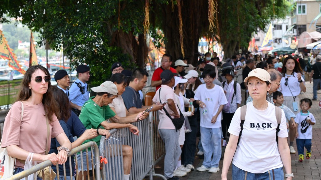 長洲太平清醮重頭戲飄色巡遊在下午舉行。 長洲太平清醮重頭戲飄色巡遊在下午舉行。