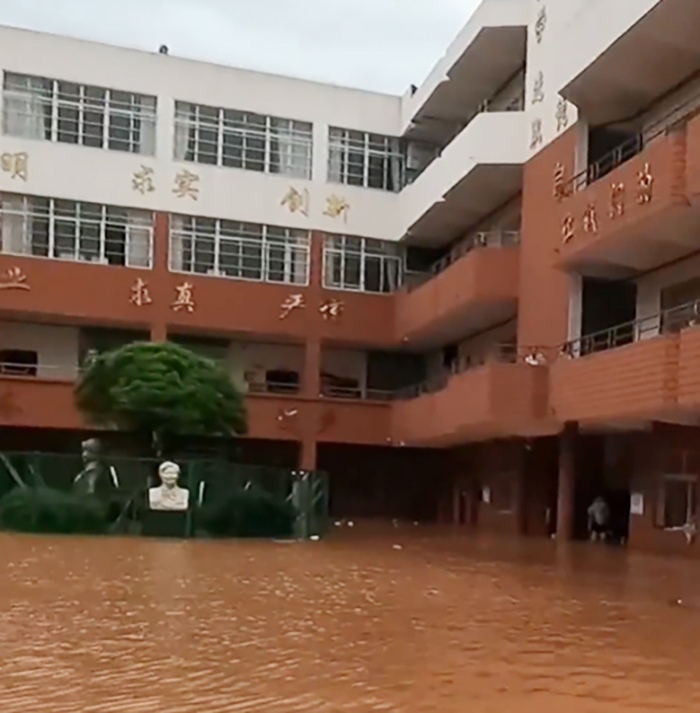 江西吉安突降暴雨，一间学校出现水浸。 网片截图