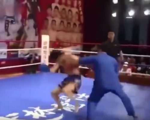 福建一场拳赛，武师霍燕山用点穴将「散打冠军」齐卫华打倒，网民质疑比赛造假。　影片截图