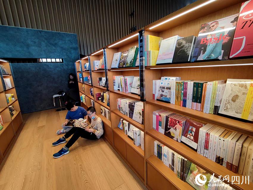 兴隆湖中信书店的玻璃幕墙泡入湖中1米，成为网红书店。人民网