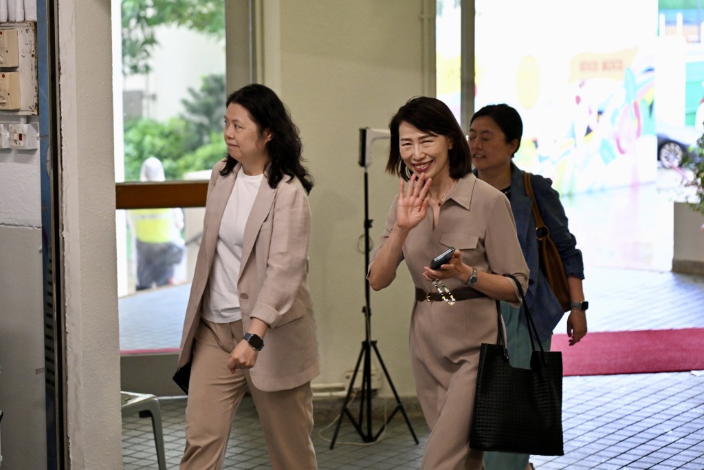 特首辦主任葉文娟(右)。 特首辦主任葉文娟(右)。