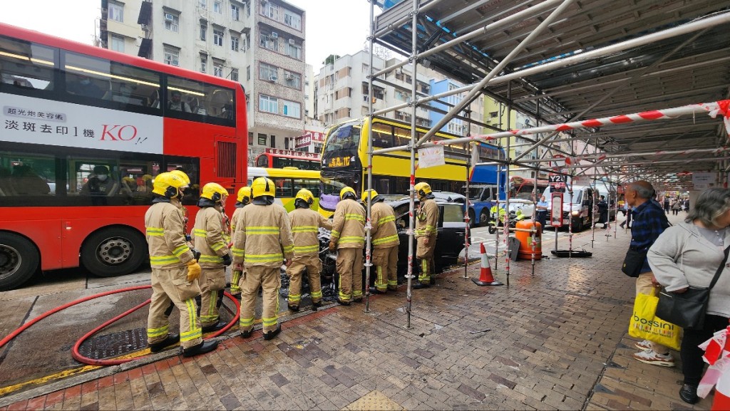 現場往旺角方向一段長沙灣道部份行車線封閉，上址交通繁忙。黃文威攝