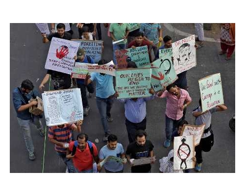 尼赫魯大學學生會和教師協會發動示威活動,上千人一路高舉標語,高喊「拒絕性騷擾」、「堅守校園自由」等口號。