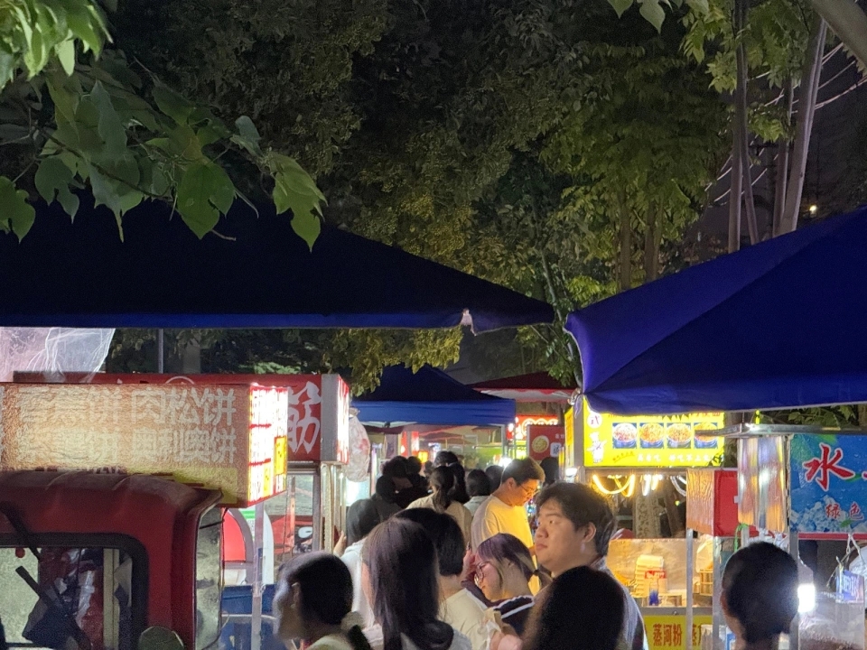 「武漢麻糬哥」帶動漢口學院旁小吃夜市。 「武漢麻糬哥」帶動漢口學院旁小吃夜市。