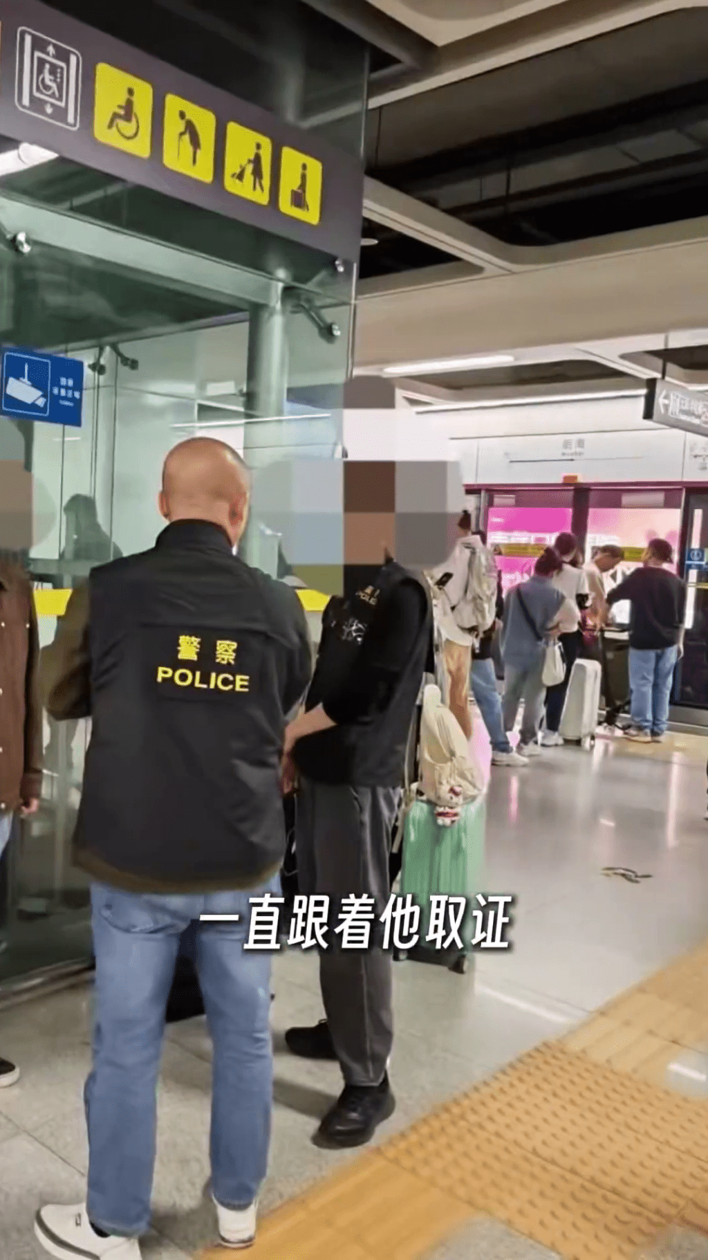女子拍片讲述深圳地铁遇见便衣警察抓偷拍犯。 女子拍片讲述深圳地铁遇见便衣警察抓偷拍犯。