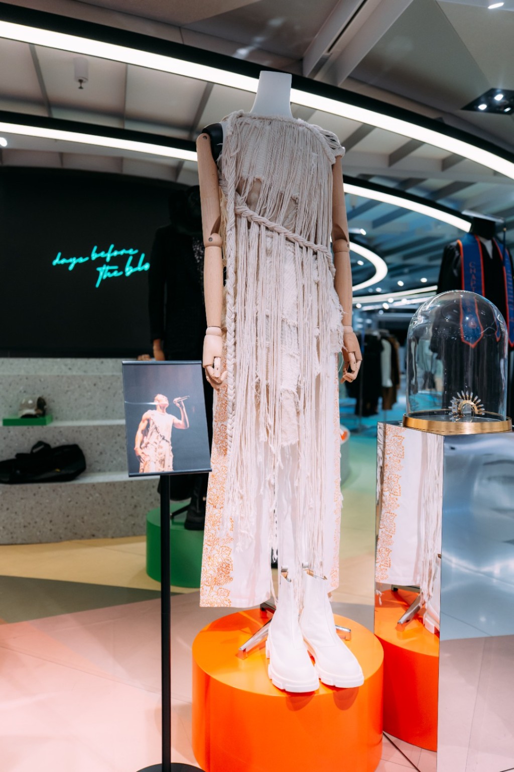 柏豪在金钟举行《days before the bloom》珍藏展,让粉丝亲身沉浸于柏豪的舞台世界。 柏豪在金钟举行《days before the bloom》珍藏展,让粉丝亲身沉浸于柏豪的舞台世界。