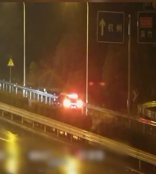 姜男飲了1.5公斤白酒後靠智駕開車上高速公路，途中睡著。中原網