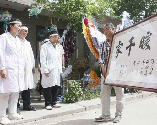 約1000名村民來送付醫生最後一程。