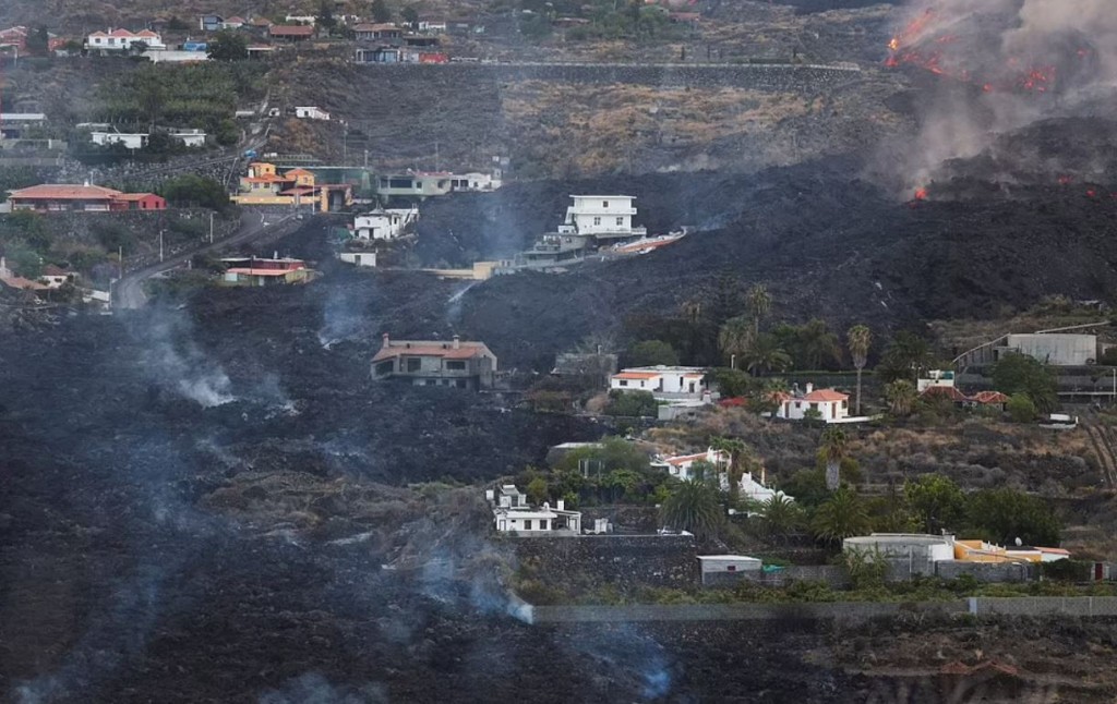 西班牙加那利群島拉帕爾馬島火山爆發摧毀數以百計的建築物。（路透社圖片）