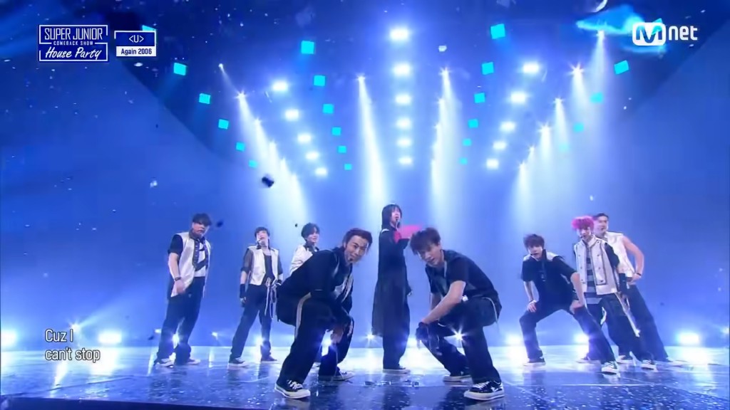 SJ一眾成員昨日都以06年的舞台造型及扮相表演《U》。