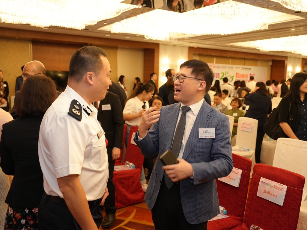 警務處國家安全處處長江學禮與政制及內地事務局副局長胡健民交流。