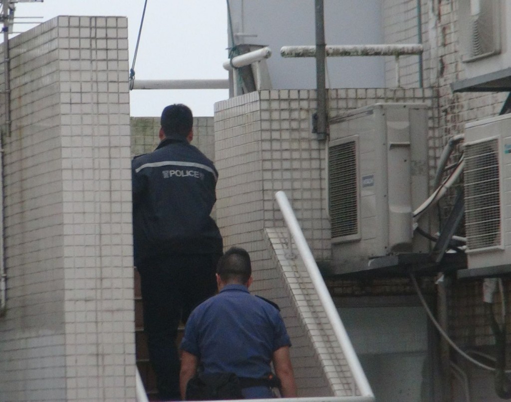 警員上天台調查。 林明思攝
