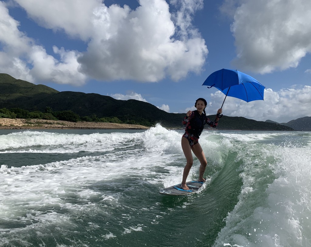 Toby舉傘滑水嚟阻擋風力，挑戰難度。