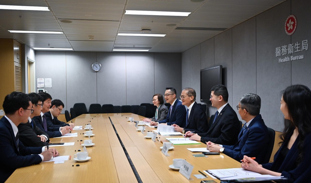 盧寵茂（右四）與上海市衞健委副主任虞濤（左三）及其率領的代表團會面。政府新聞處