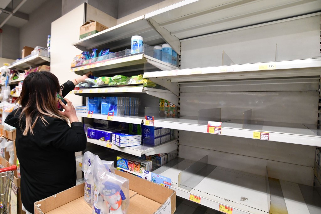 致多间超市货架因未能即时补货而被清空。