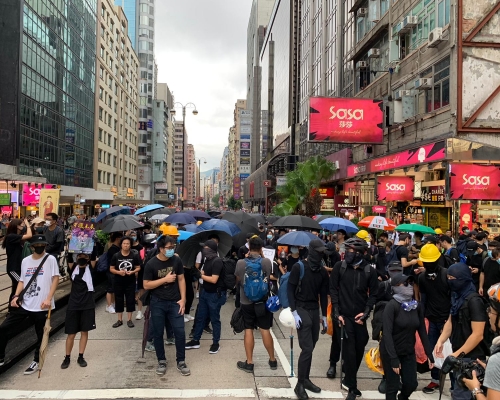 示威者走出彌敦道。