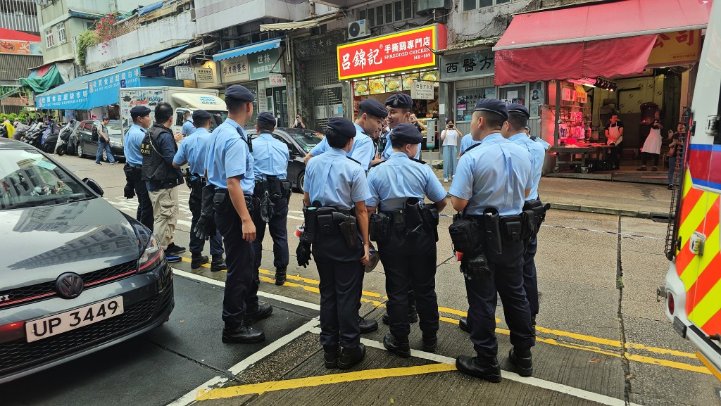 大批警員重返現場。梁國峰攝