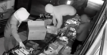 賊人熟練翻過櫃台。網易@眾橫四海