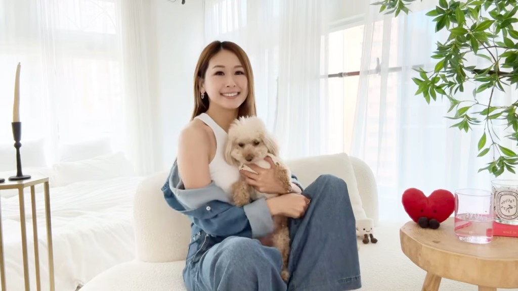 趙希洛與愛犬Chloe現身在其YouTube處女片中。