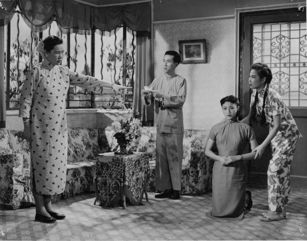 俞明叔在有《新馬仔胡不歸》（1953），與 （左起）張月兒和周坤玲合作。