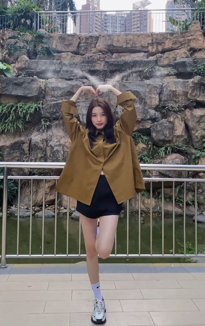 黃澤鑫對女兒在網上爆紅，歸功是遺傳了她母親的美貎。抖音