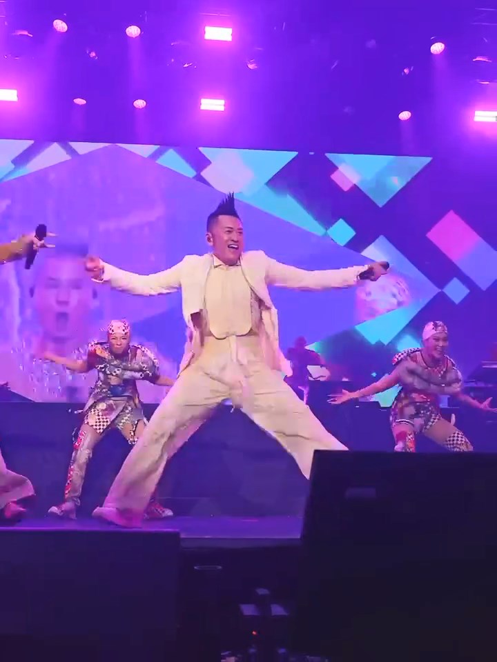 蘇志威最近為草蜢到新加坡舉行演唱會。 蘇志威最近為草蜢到新加坡舉行演唱會。