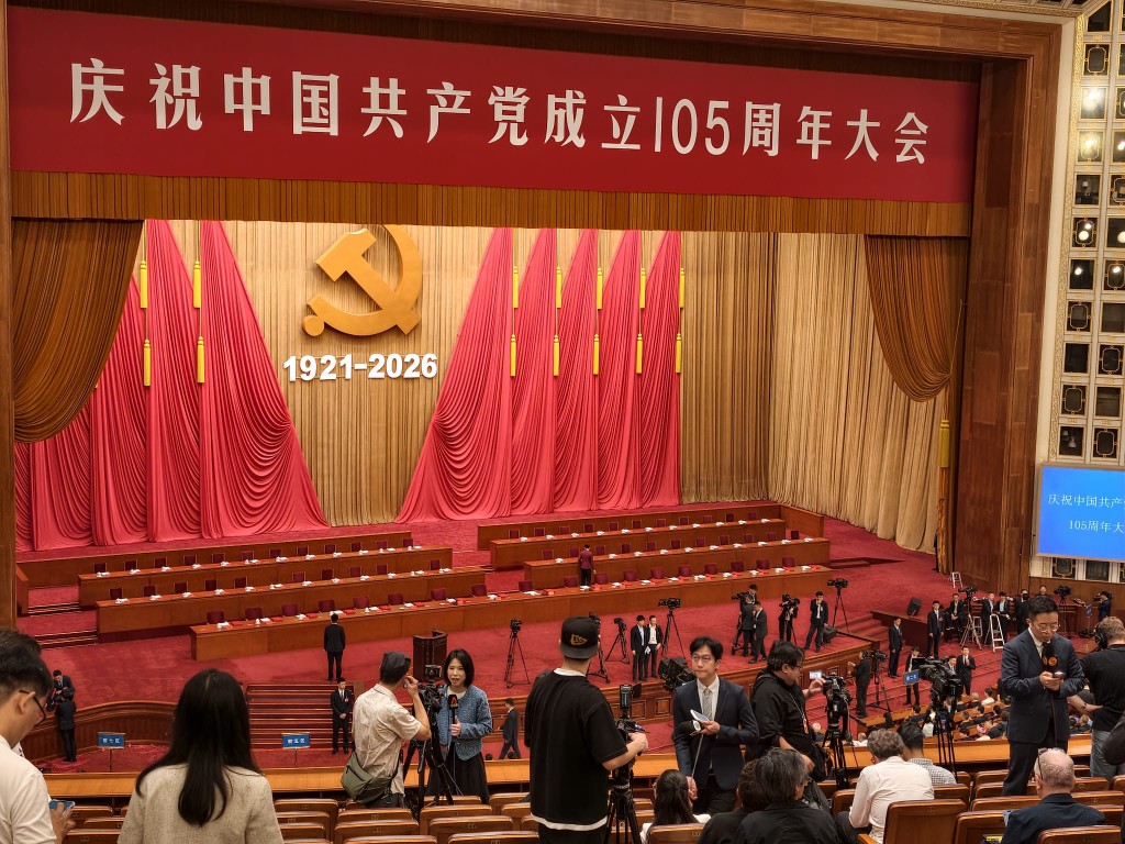 大批媒體在人民大會堂準備採訪慶祝中共成立105周年大會。楊浚源攝 大批媒體在人民大會堂準備採訪慶祝中共成立105周年大會。楊浚源攝