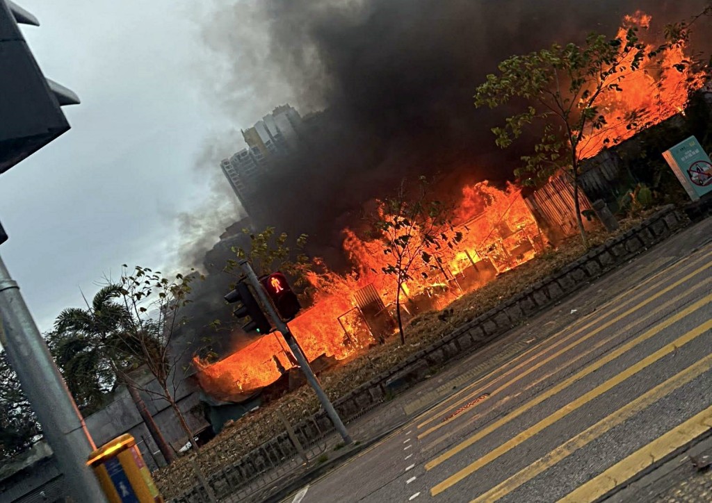 貨倉火勢猛烈。 網圖 貨倉火勢猛烈。 網圖