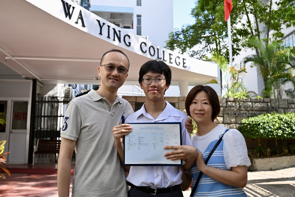 黃柏熹與父母合照。劉駿軒攝 黃柏熹與父母合照。劉駿軒攝