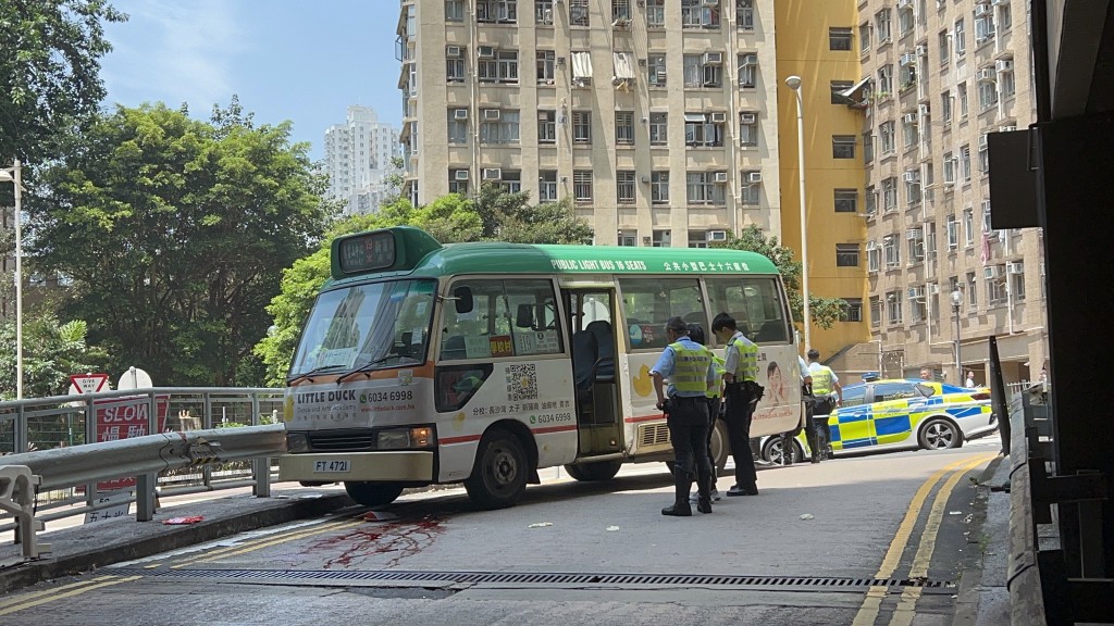 小巴車頭遺下大量鮮血。林思明攝