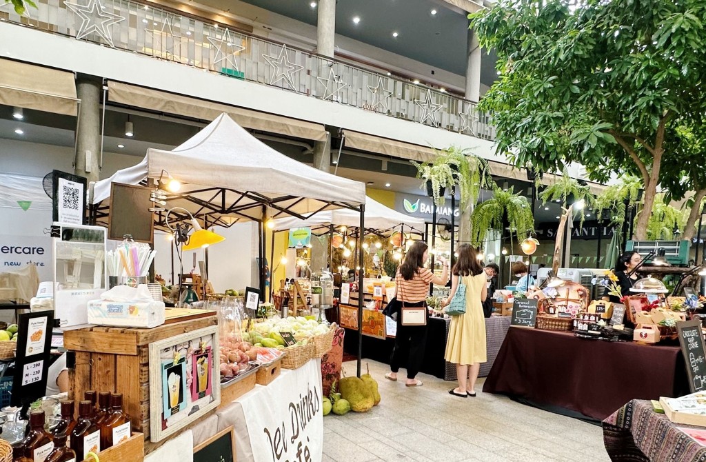 现场有多个本地小店打造绿地市集，售卖各式各样的特色产品。