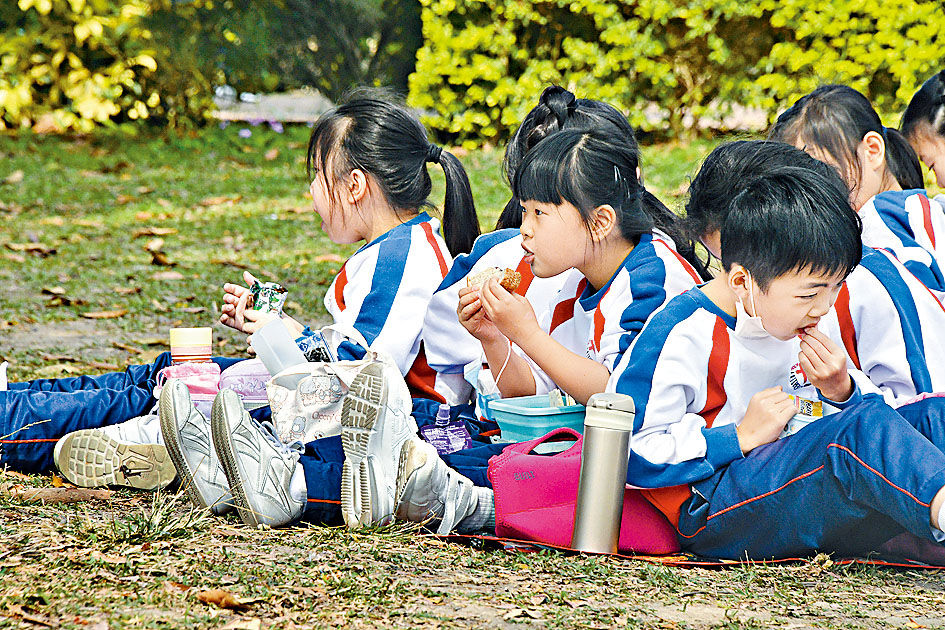 路德會聖十架學校昨安排師生到迪欣湖野餐，進行戶外活動。 