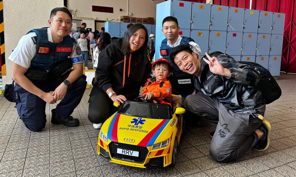 小朋友可体验穿著儿童消防及救护制服,跟真正的消防员合照!(图片来源:FB@消防处) 小朋友可体验穿著儿童消防及救护制服,跟真正的消防员合照!(图片来源:FB@消防处)
