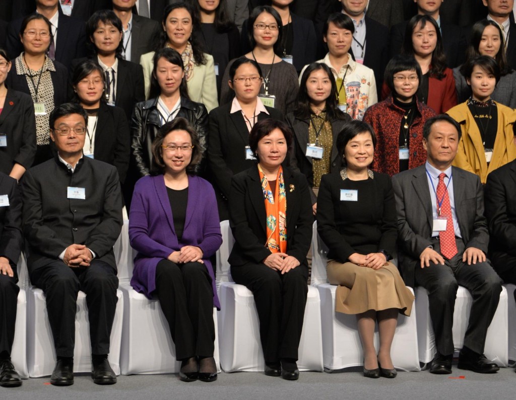 左二起:楊何蓓茵、劉錦、蔡若蓮。