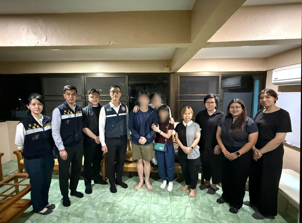 获救港人（左五）上月底在当地与家属团聚。政府新闻处