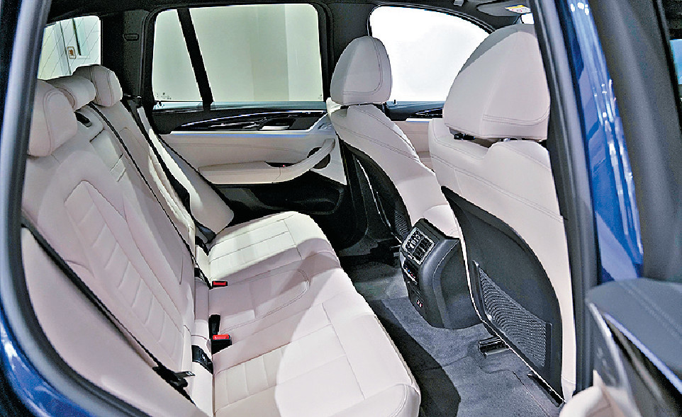 ■座椅以Vernasca真皮包装,今代X3后排阔落。 ■座椅以Vernasca真皮包装,今代X3后排阔落。