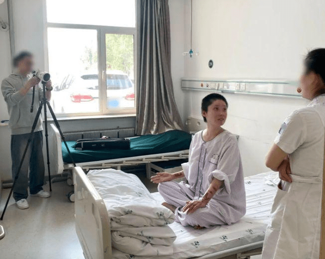 燒傷後童瑤仍堅持拍片為一家三口補貼治療費用。
