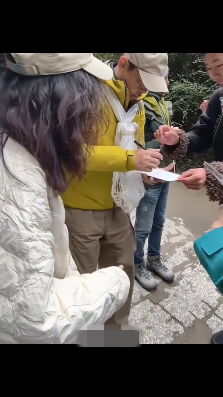 劉青雲在寒冷天氣下,仍耐心為粉絲簽名。 劉青雲在寒冷天氣下,仍耐心為粉絲簽名。