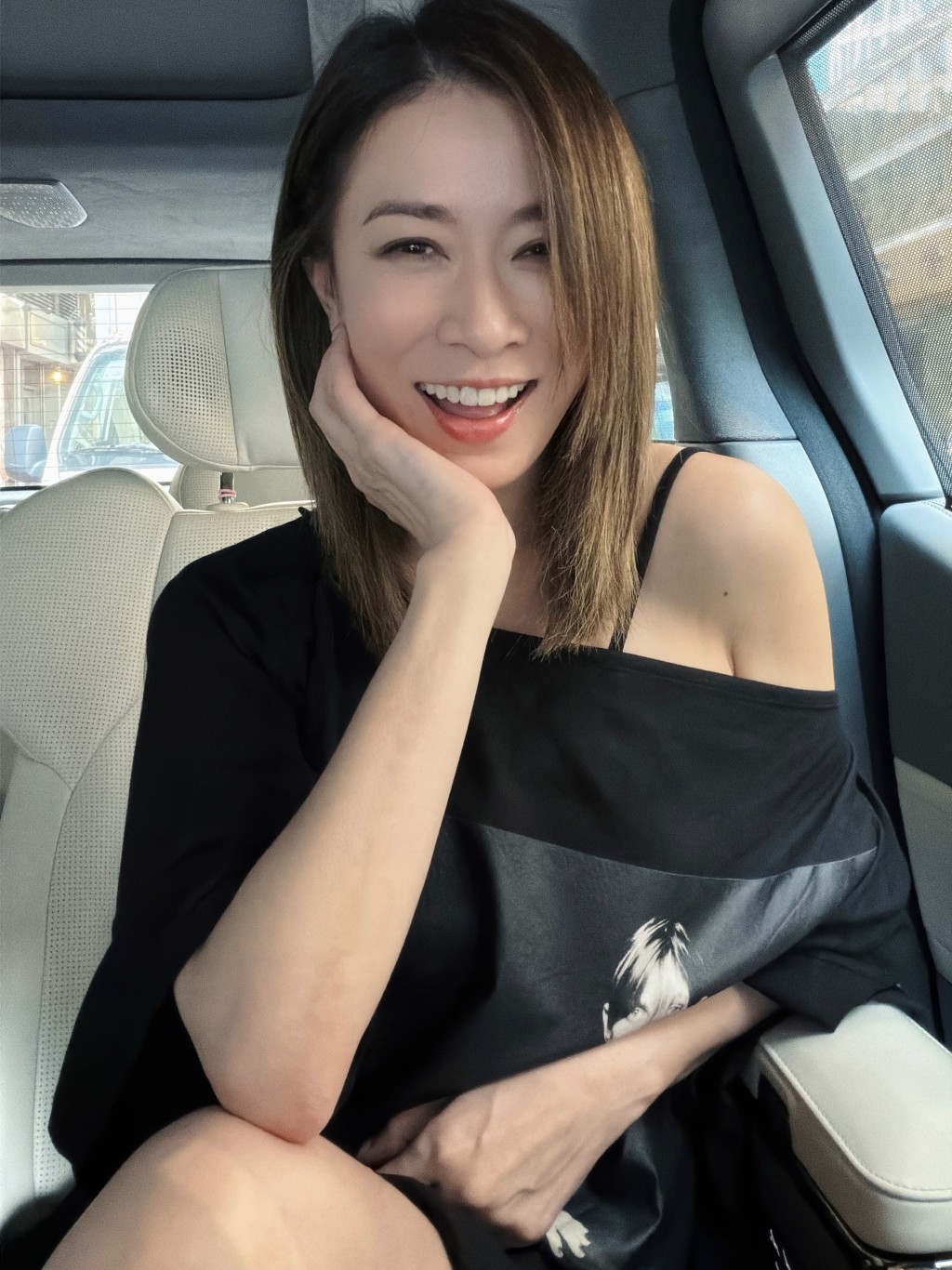 對於佘詩曼被網民估是集郵女星，鄧兆尊指：「阿佘係男仔，係兄弟，佢自己私底下同邊個拍拖我唔理，我唔清楚，我唔會過問。」