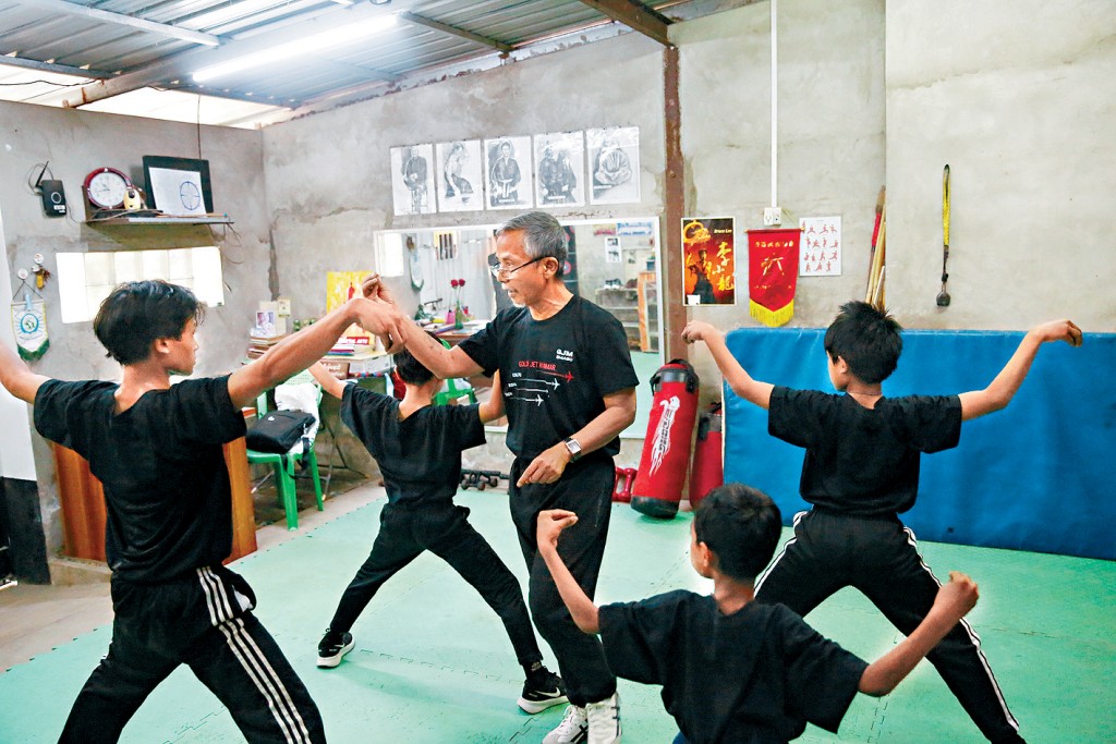 66歲的教頭吳欽貌奈指導兒童練武。